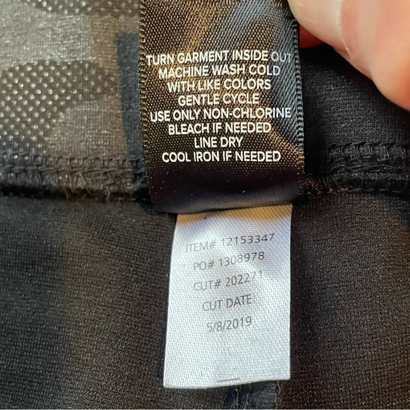 Torrid Black Camo Ponte Pull-On Crop Pants 4X | Stretchy Cropped Leggings - Picture 4 of 6